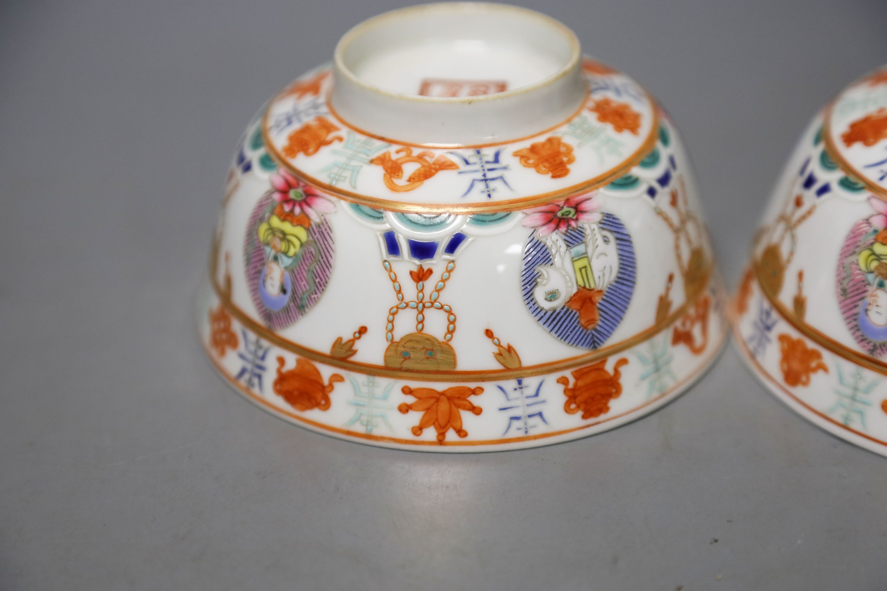 A pair of Chinese famille rose bowls, 12cm
